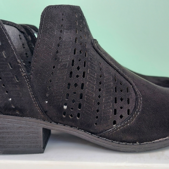 Steve Madden Sabra Black Perforated Ankle Booties Women's Size 6 NWT - Picture 3 of 14